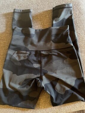 Offline by aerie high-Waist Camo Leggings in Dark Gray & Black